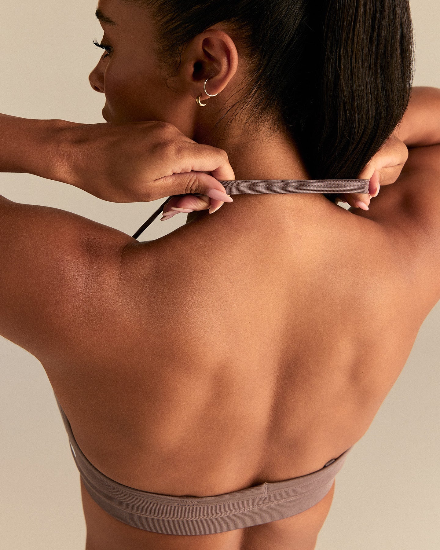 Define 2.0 Seamless Scrunch V-Neck Bra | Mocha