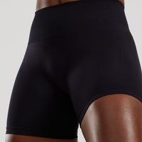 Define 2.0 Seamless Scrunch 4" Shorts | Black
