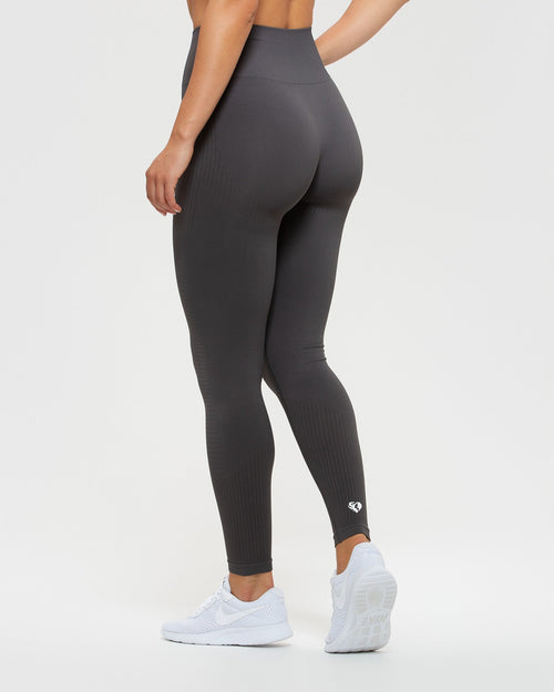 Starting the week off strong 💪 Our Seamless Sauna Leggings made to el